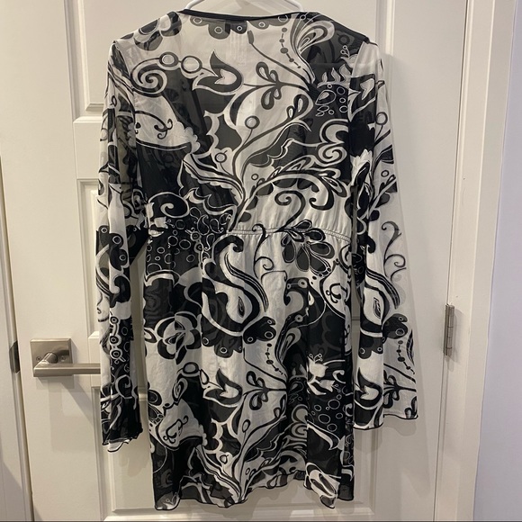 2/$25 Silhouette Solution Black and White Beach Swim Coverup Size M - Picture 2 of 4